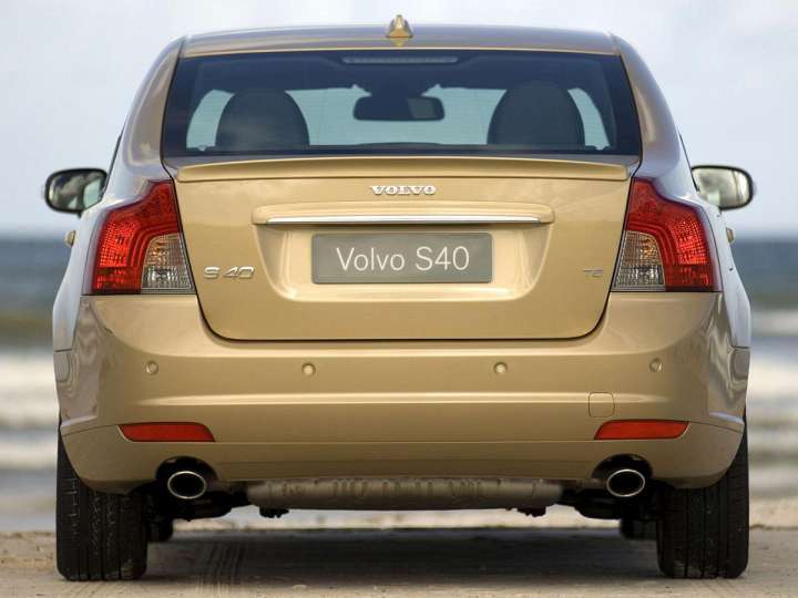 Volvo S40 II 2.4i 140 HP