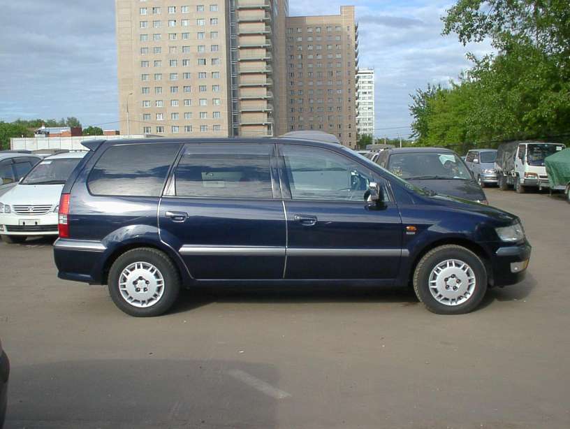 Mitsubishi Chariot Grandis (N11) Two.Three i 16V GDI SE 165 HP